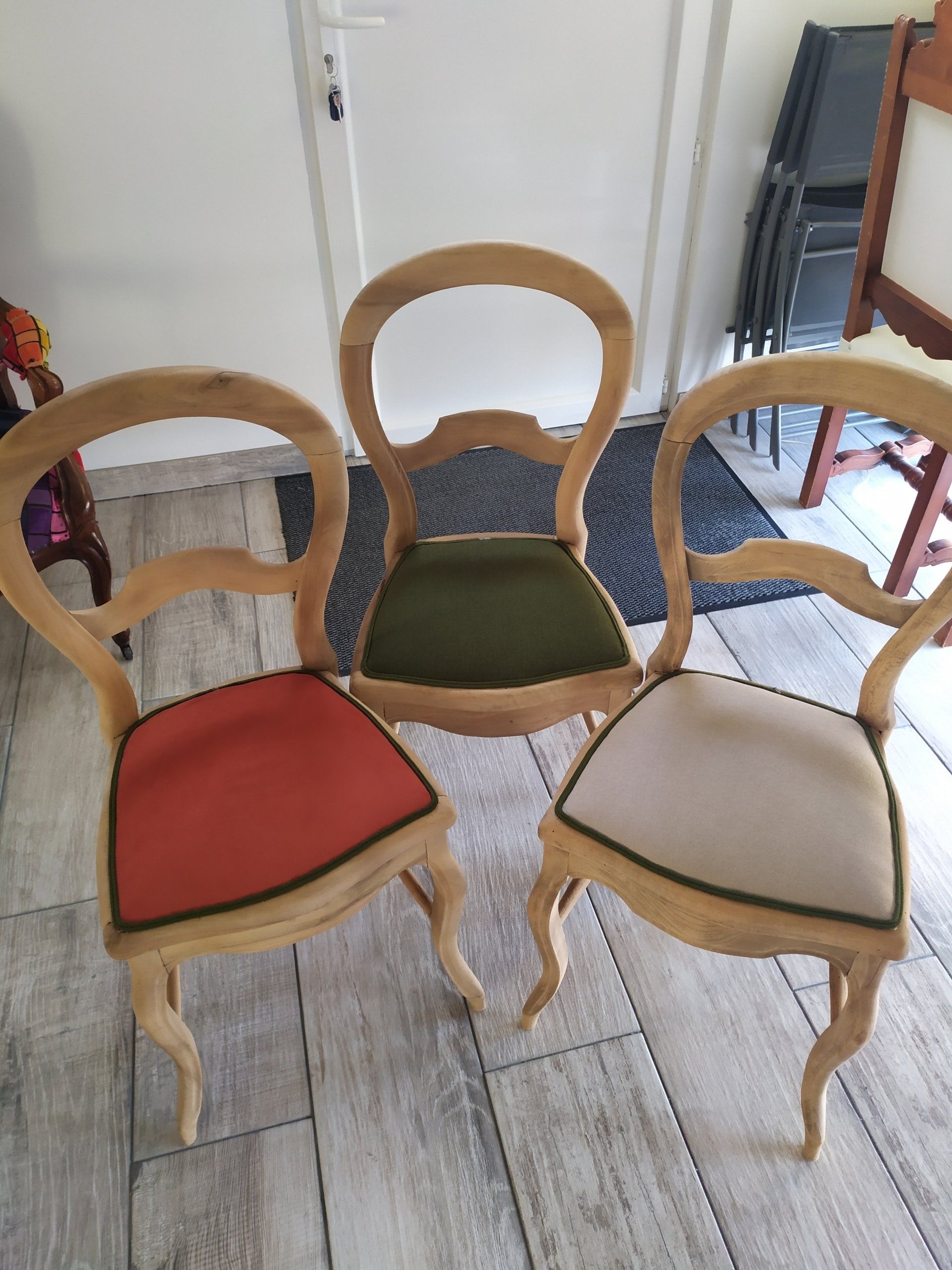 trois chaises tapissées