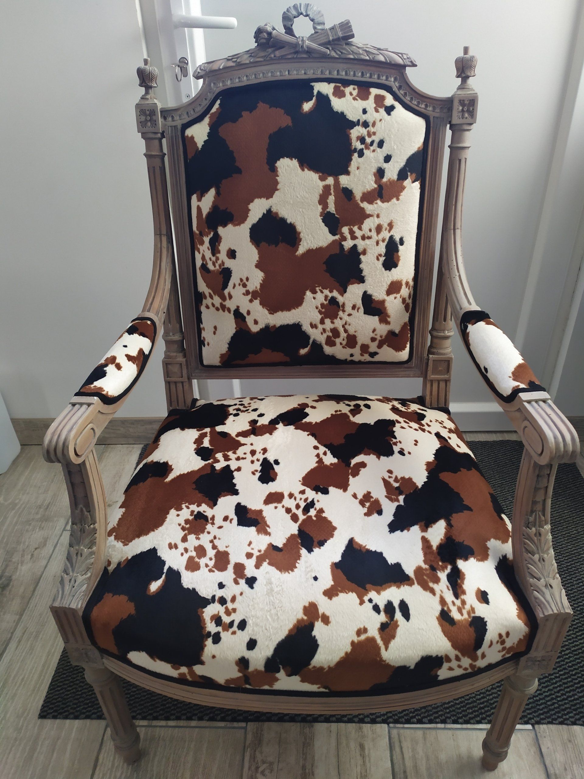 fauteuil taché marron et noir