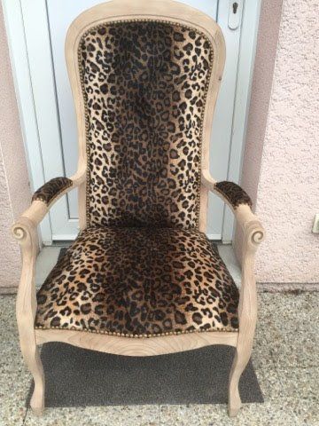 chaise tapissée léopard