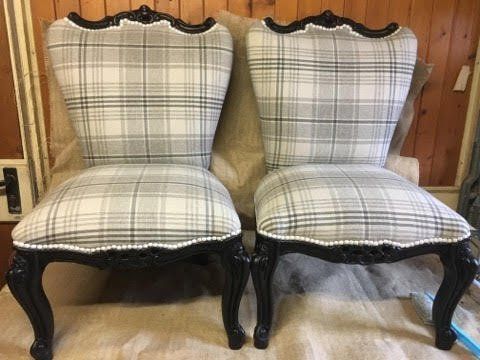 deux chaises cadrillées