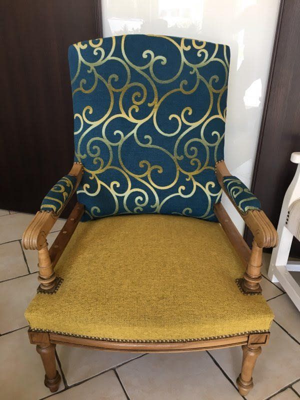 chaise jaune et turquoise
