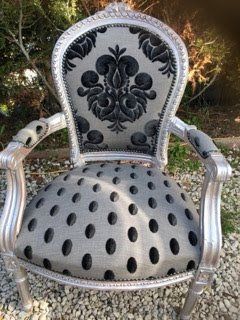 chaise blanche et noire