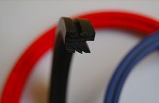 Eine Nahaufnahme eines rot-blauen Gummibandes auf einem Tisch.