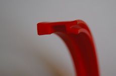 Eine Nahaufnahme eines roten Plastikrings auf einer weißen Oberfläche.