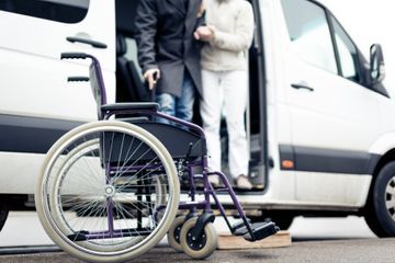 Rollstuhl vor einem Transporter