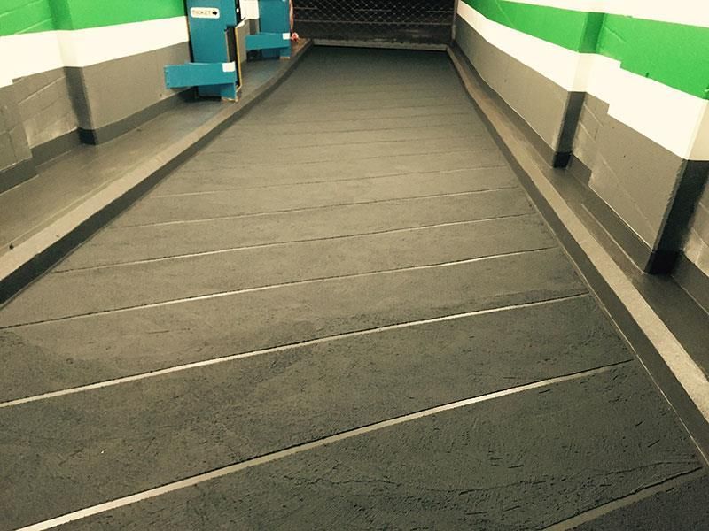 Eine Treppe mit einem grün-weißen Streifen an der Wand