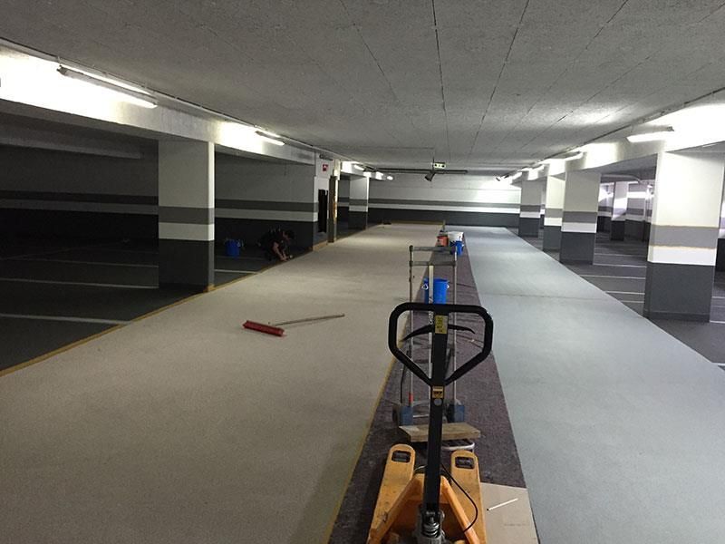 Ein leeres Parkhaus mit einem gelben Hubwagen in der Mitte