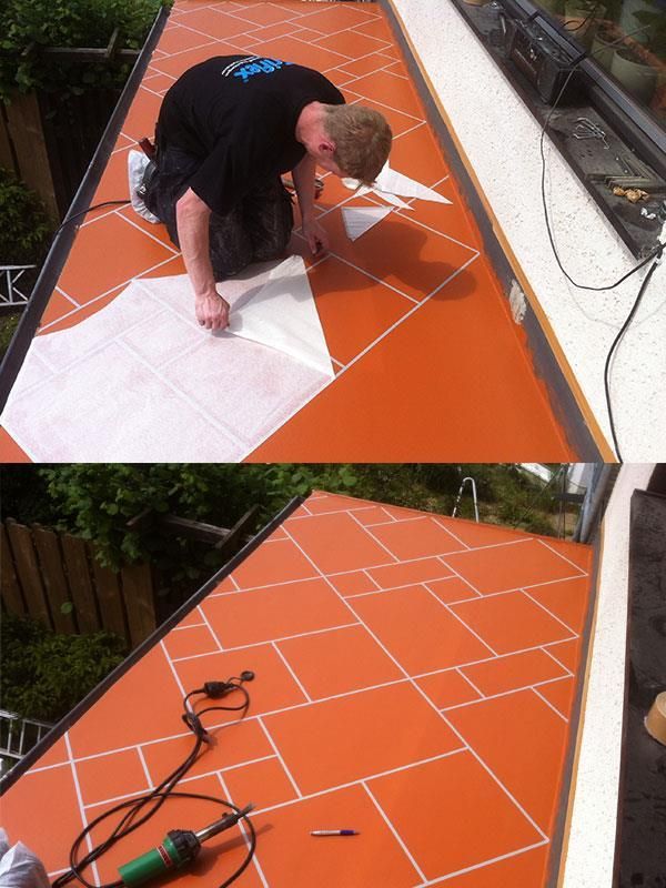 Ein Mann in einem schwarzen Hemd kniet auf einem gefliesten Boden