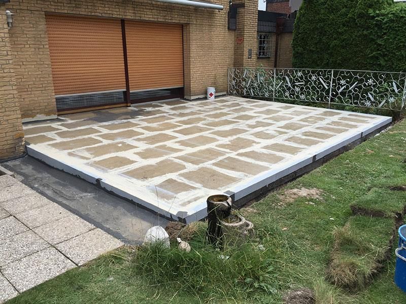 Ein Backsteinhaus mit einer Terrasse davor.