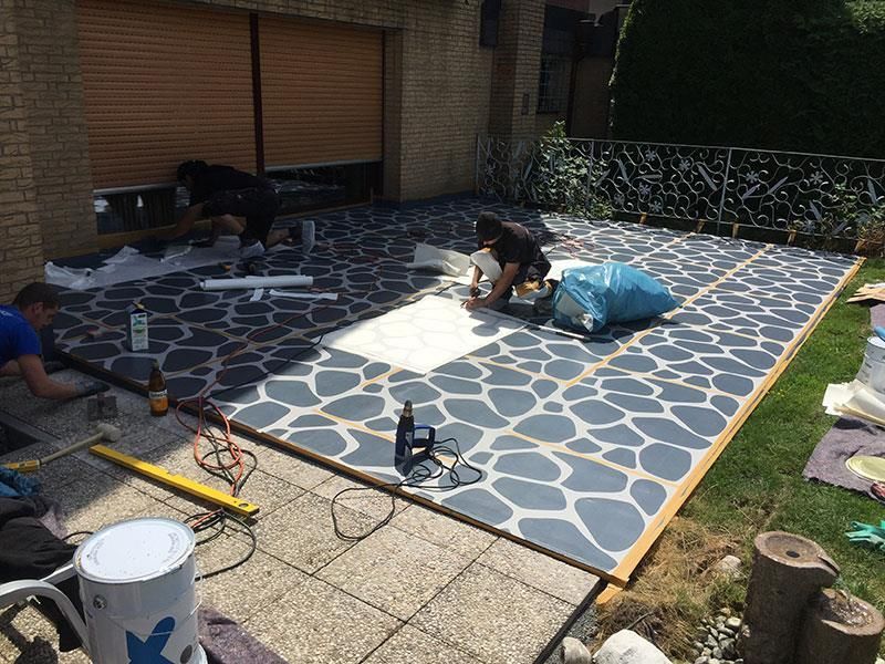 Eine Gruppe von Leuten arbeitet auf einer Terrasse.