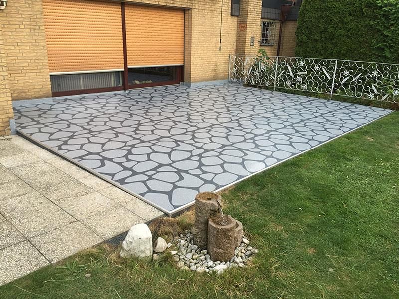 Ein Backsteinhaus mit einer Terrasse davor