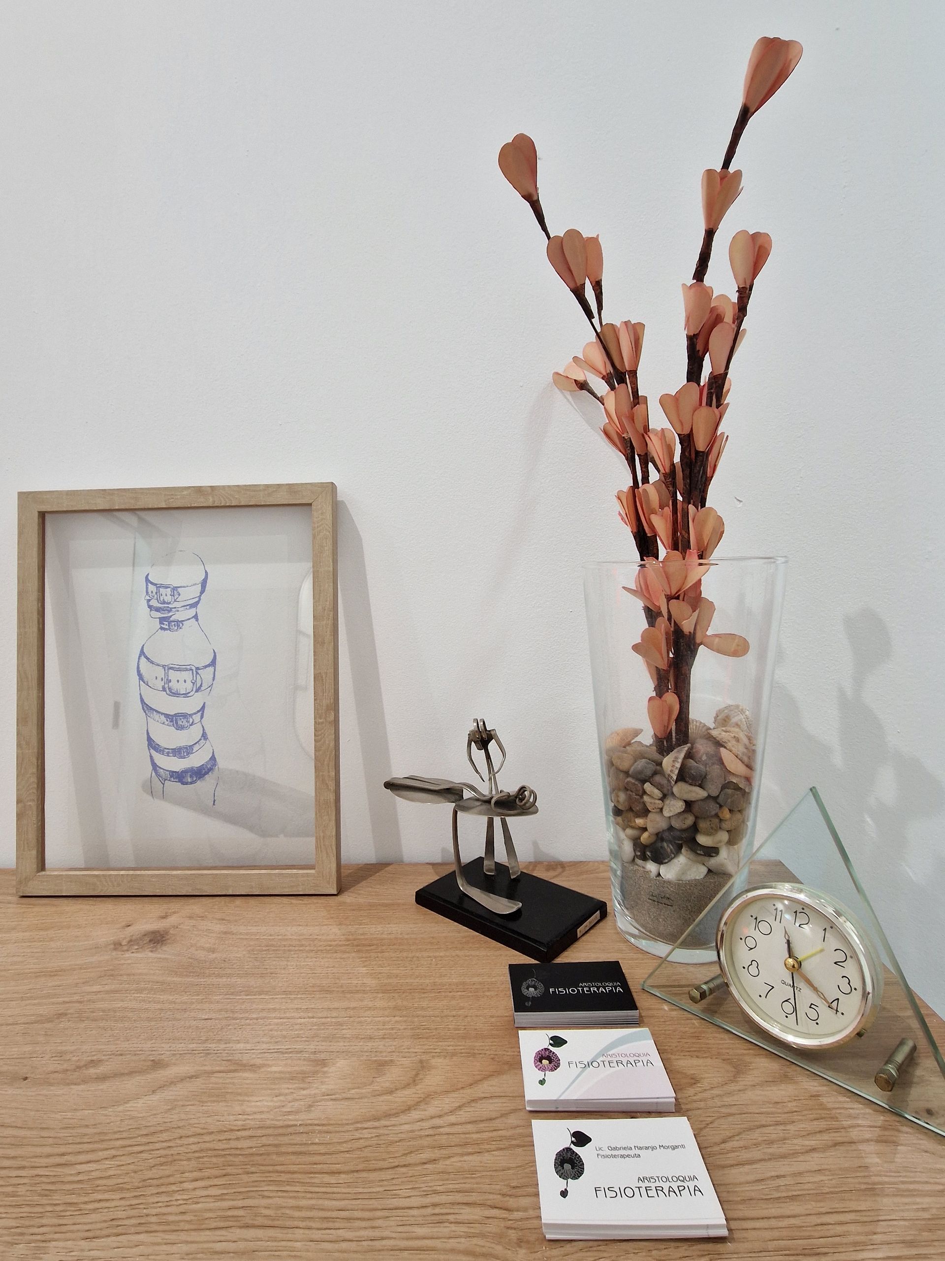 Fondo degradado pastel suave con esferas translúcidas superpuestas.