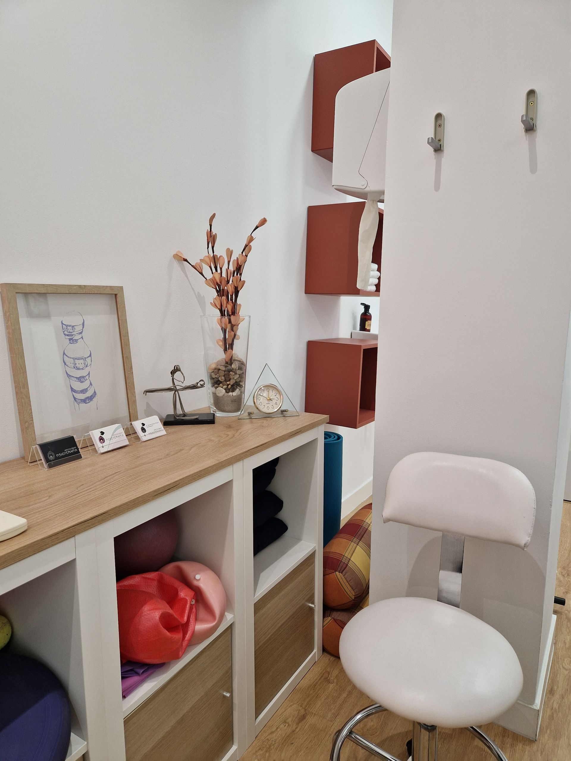 Fondo degradado pastel suave con esferas translúcidas superpuestas.