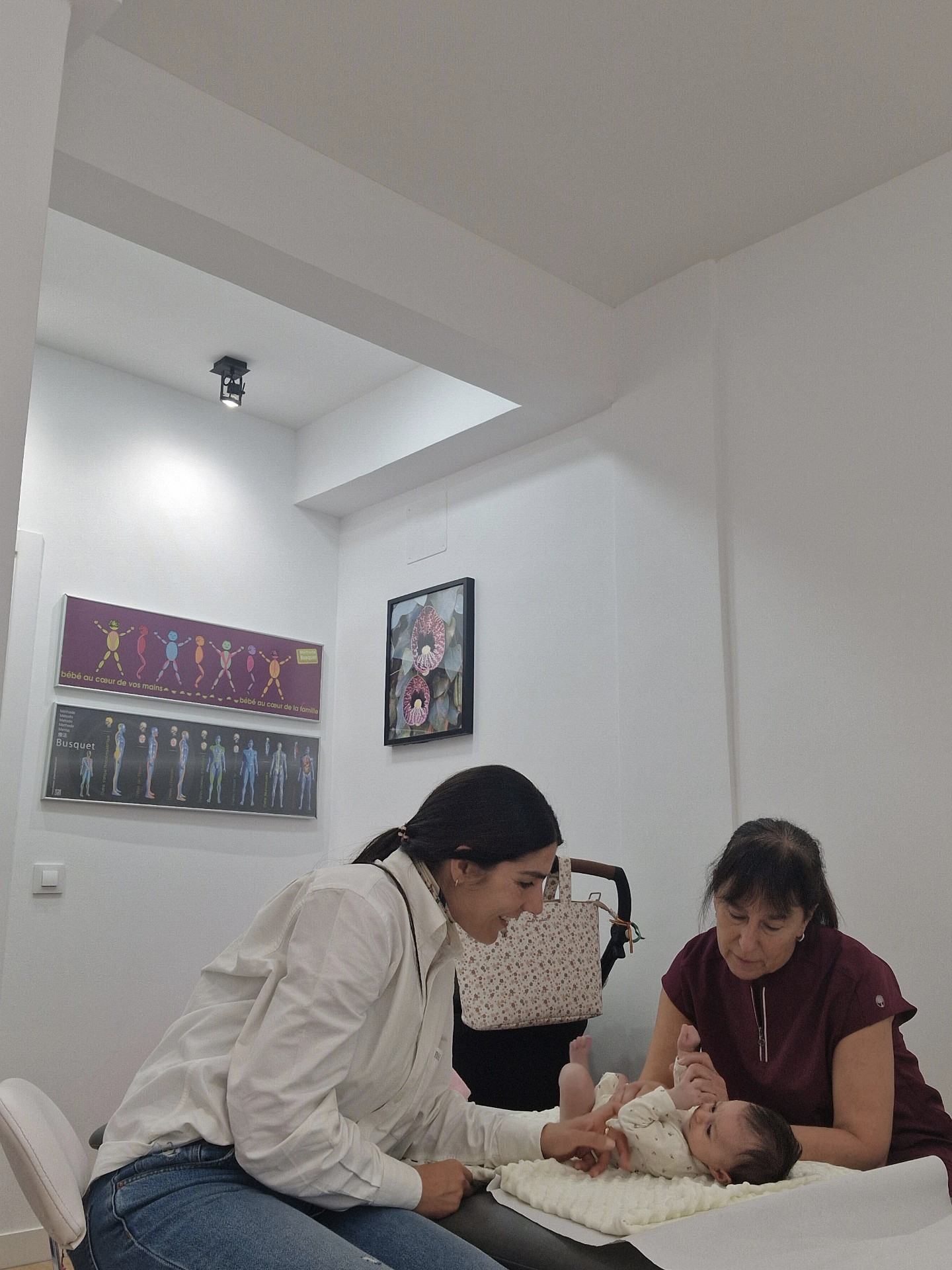 Un círculo de acuarela combina tonos azules, rosas y violetas, asemejándose a un planeta o una galaxia.