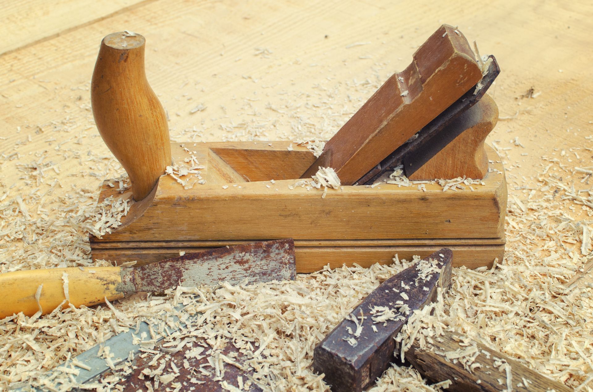 Rabot à main pour le travail du bois avec des copeaux de bois sur un établi