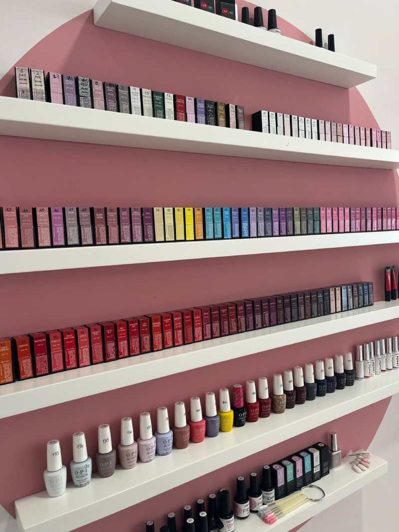 Parete con smalti per unghie