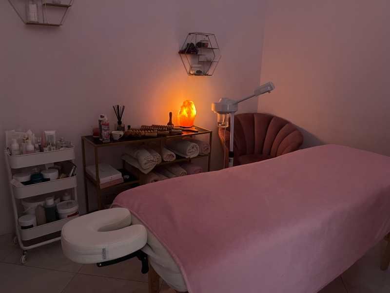 Sala relax con lettino per massaggi