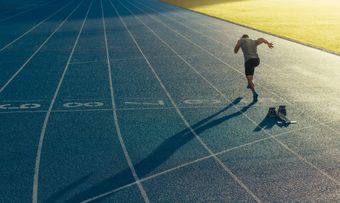 Athlète sur piste d'athlétisme bleue