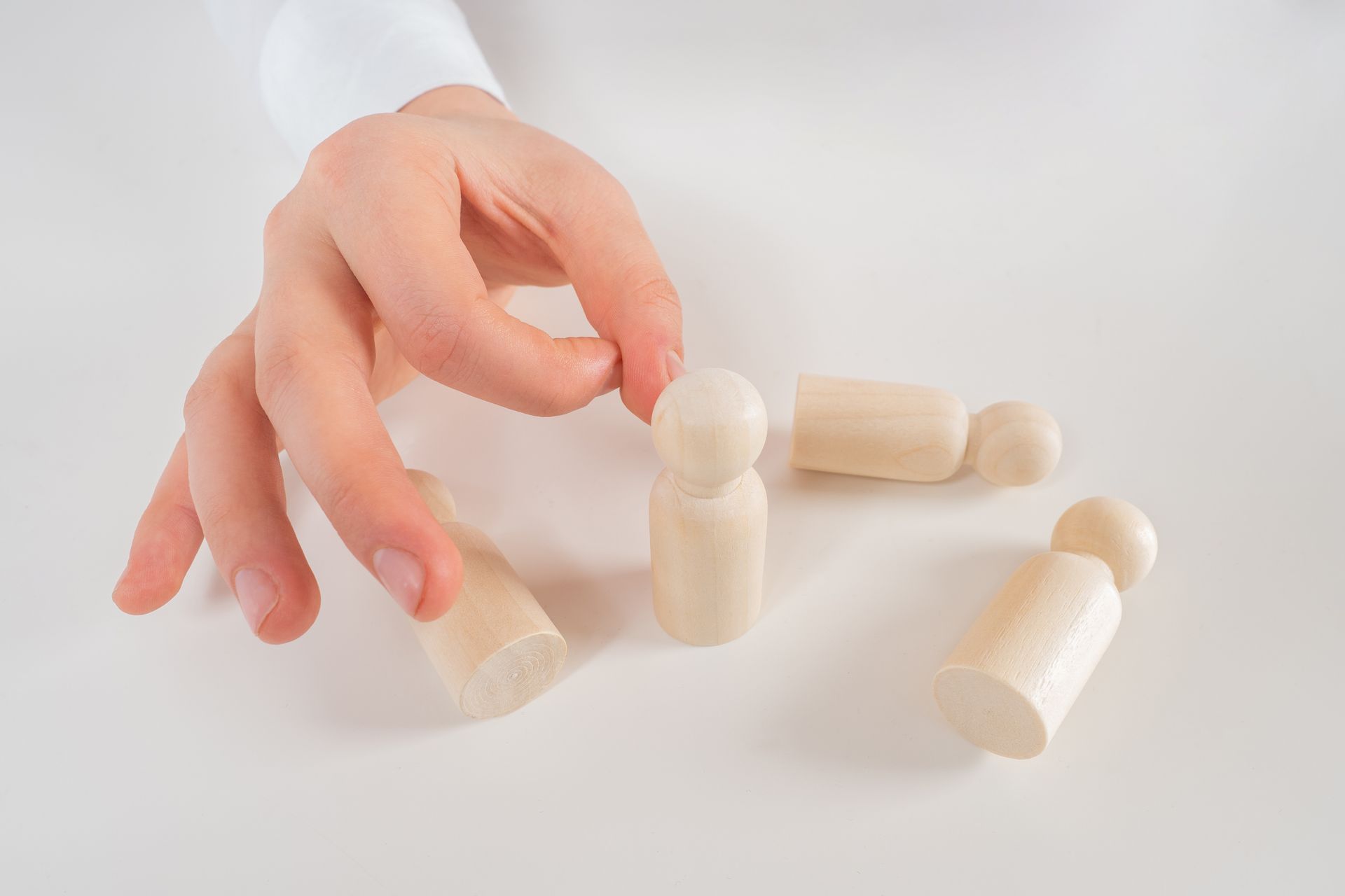 Main qui porte une chiquenaude à des quilles