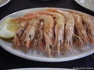 Plato de camarones cocidos con rodaja de limón.