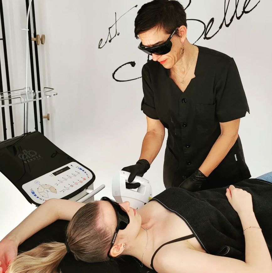 Alexandra et une cliente durant une séance d'épilation définitive