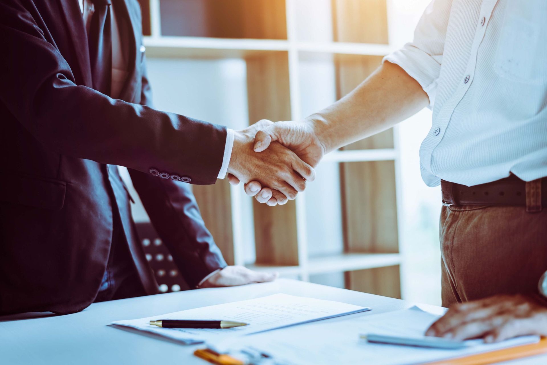 Person interagiert mit virtuellen Checklisten und Dokumenten mit leuchtenden Häkchen.