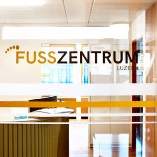 Ein Schild an einer Glastür mit der Aufschrift „Fußzentrum“