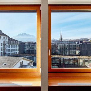 Ein paar Fenster mit Blick auf die Stadt.