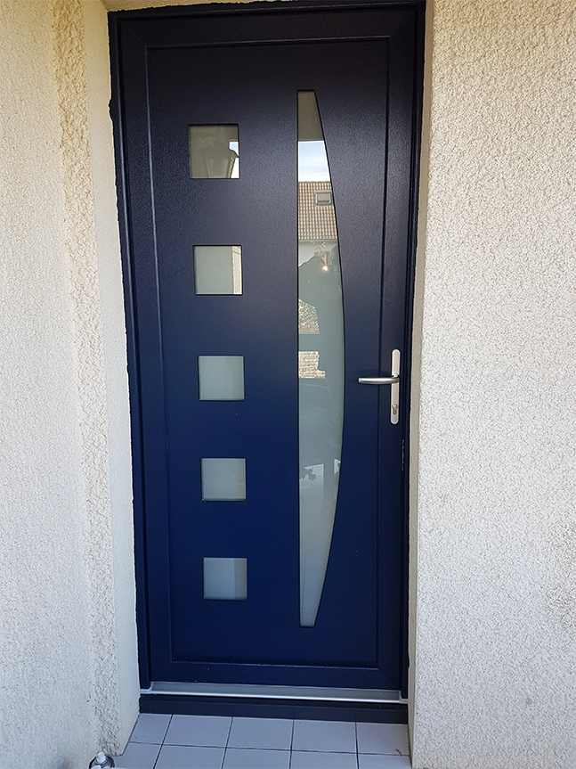 Porte d'entrée bleue vitrée avec un design lumineux.