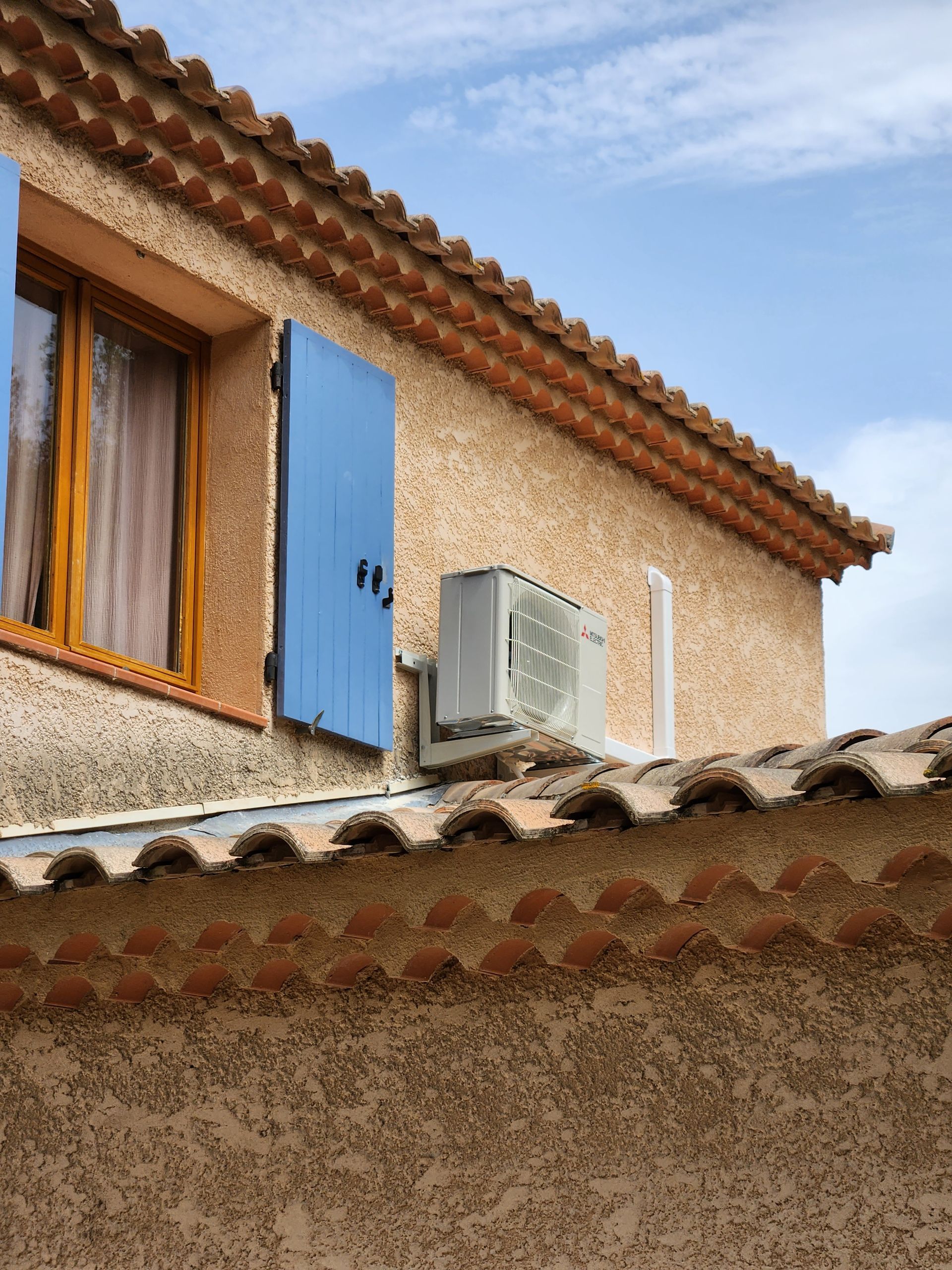 Pompe à chaleur à l'extérieur d'une maison