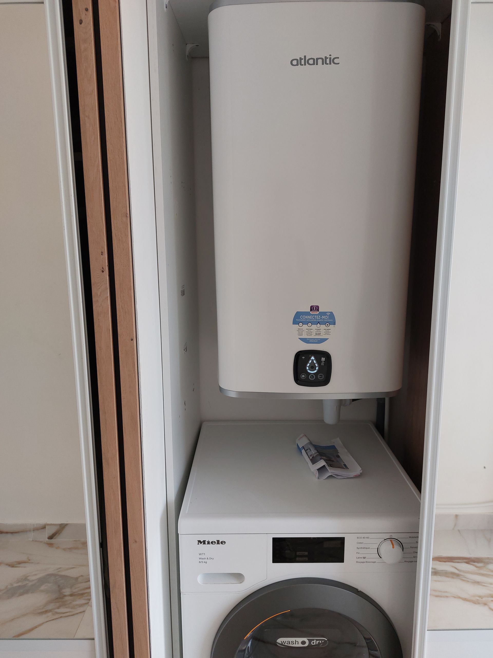 Ballon d'eau chaude dans une maison