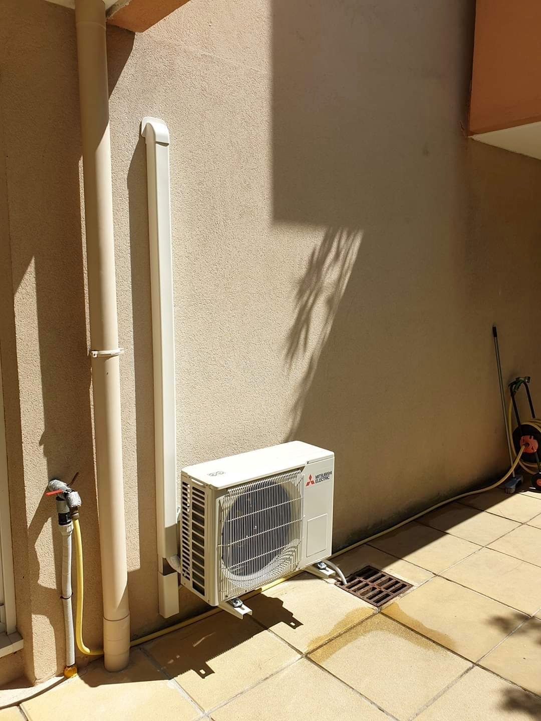 Pompe à chaleur contre un mur