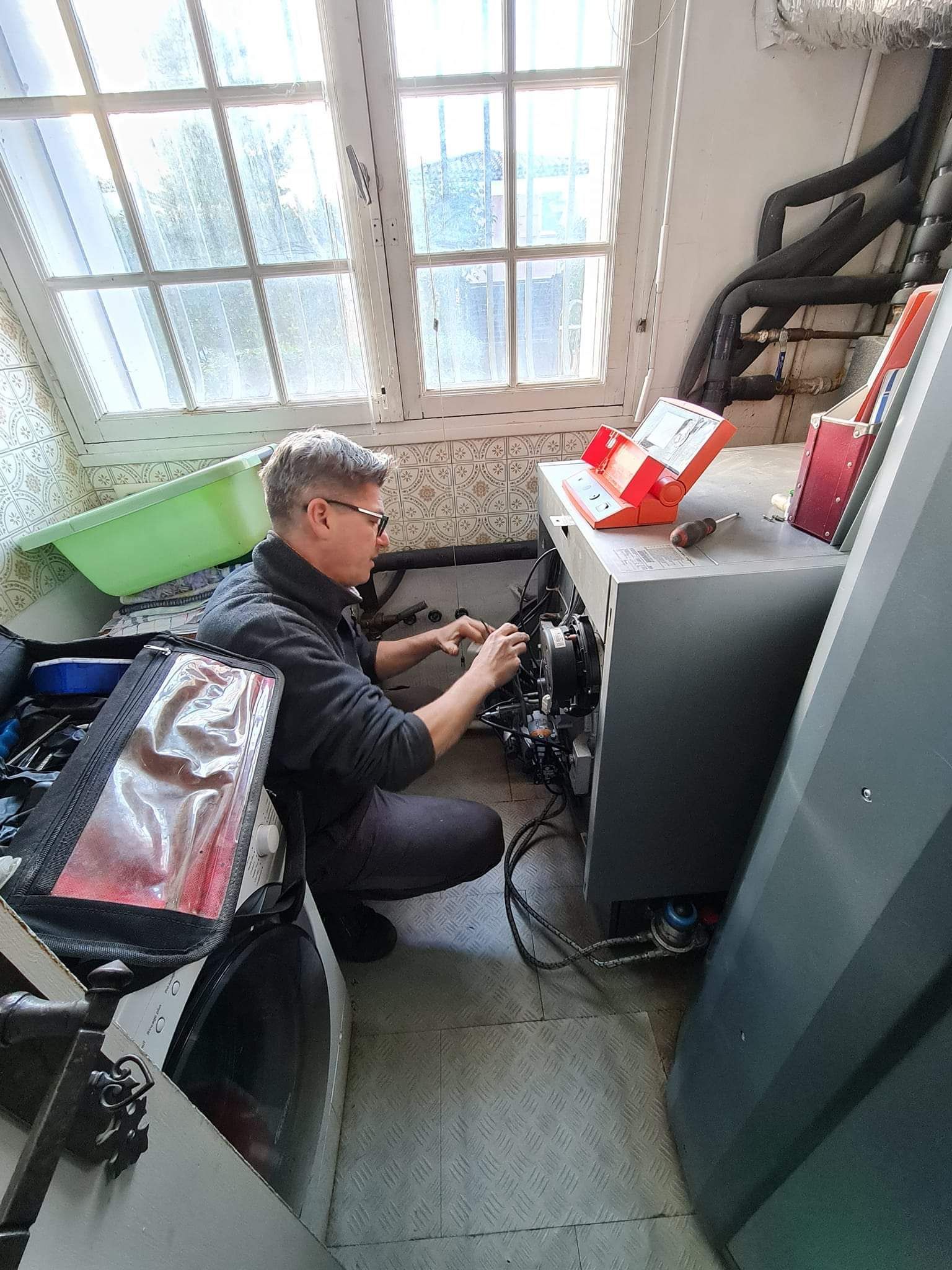 Artisan rénove un appareil