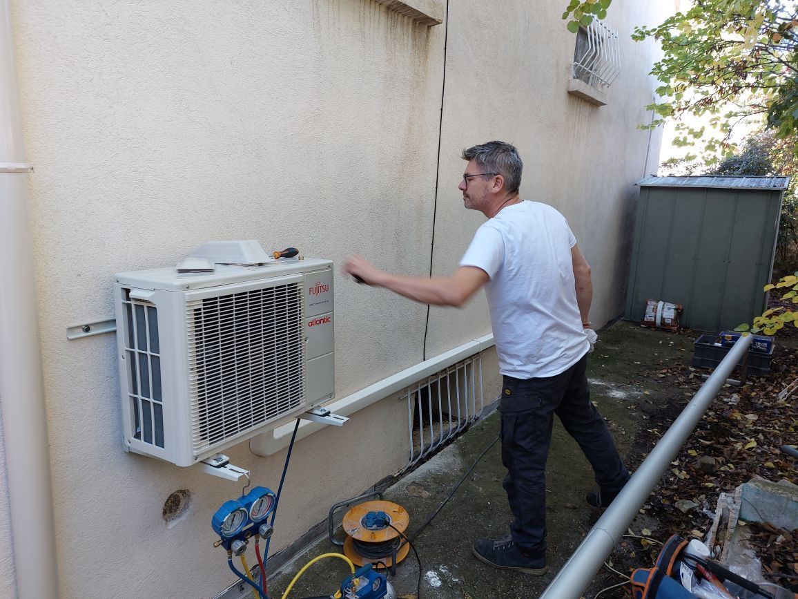 Artisan pose une pompe à chaleur