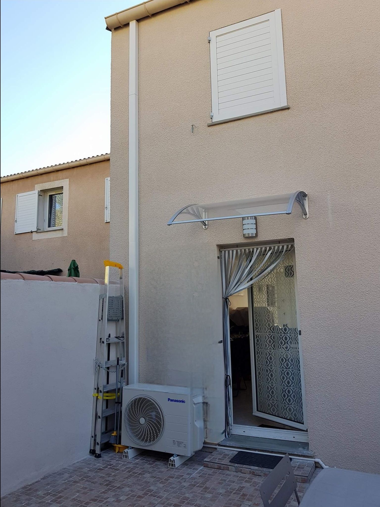 Pompe à chaleur sur un mur