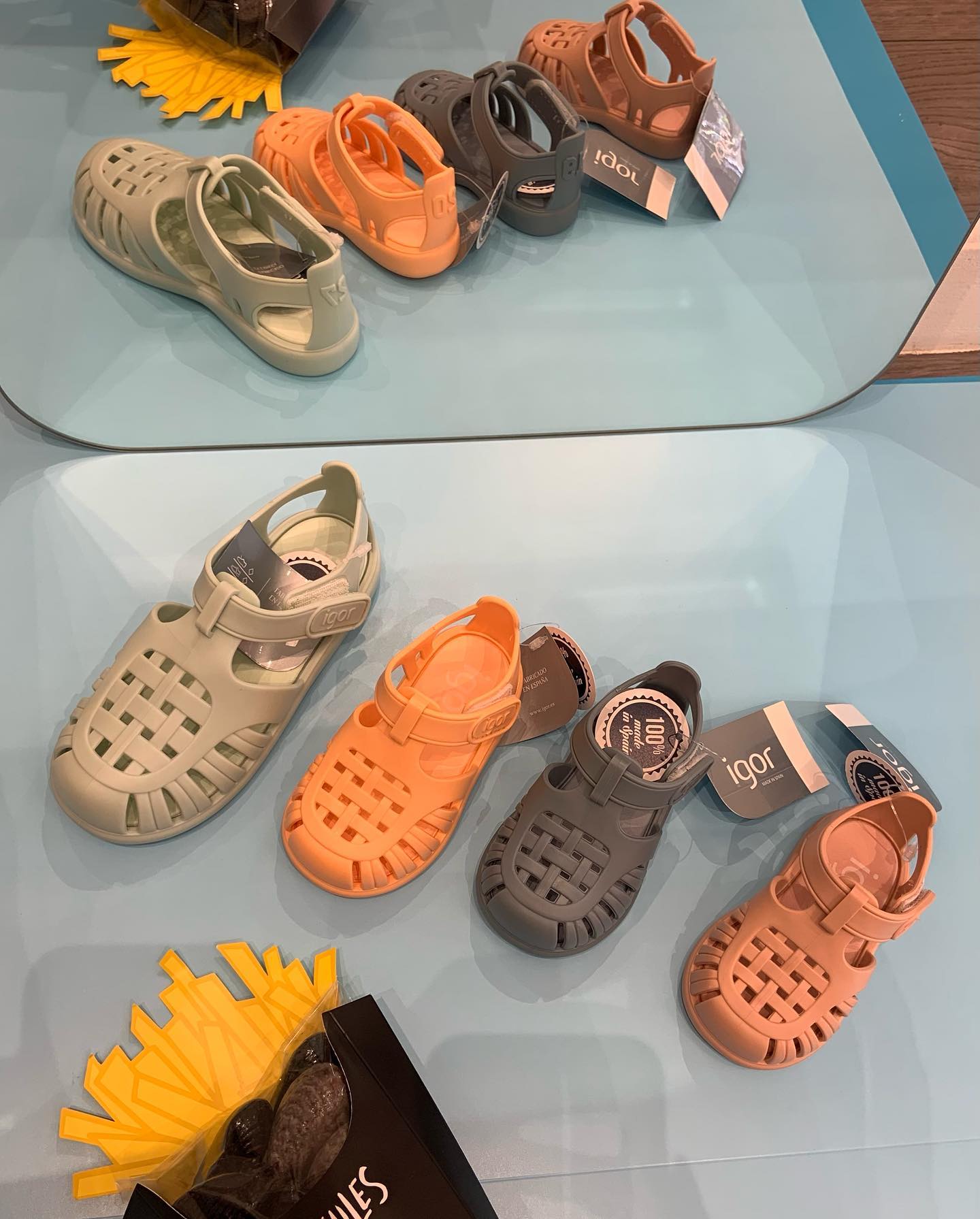 Photo de chaussures de plage de plusieurs couleurs