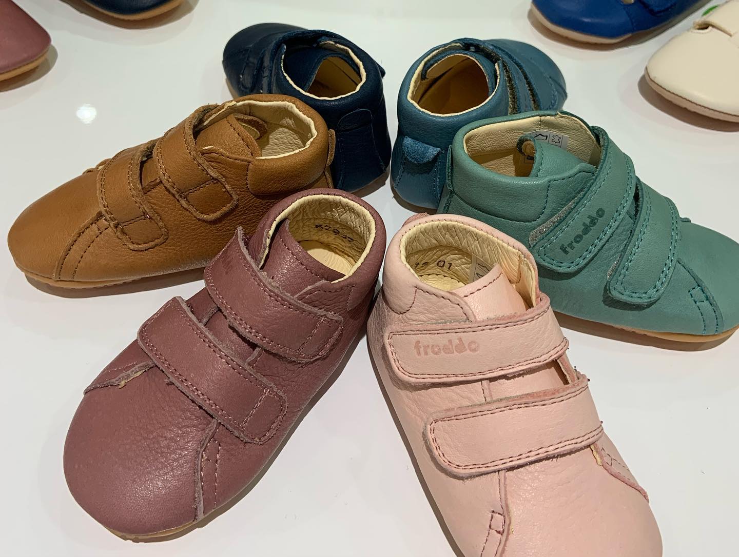 Photo de chaussures pour enfant de différentes couleurs