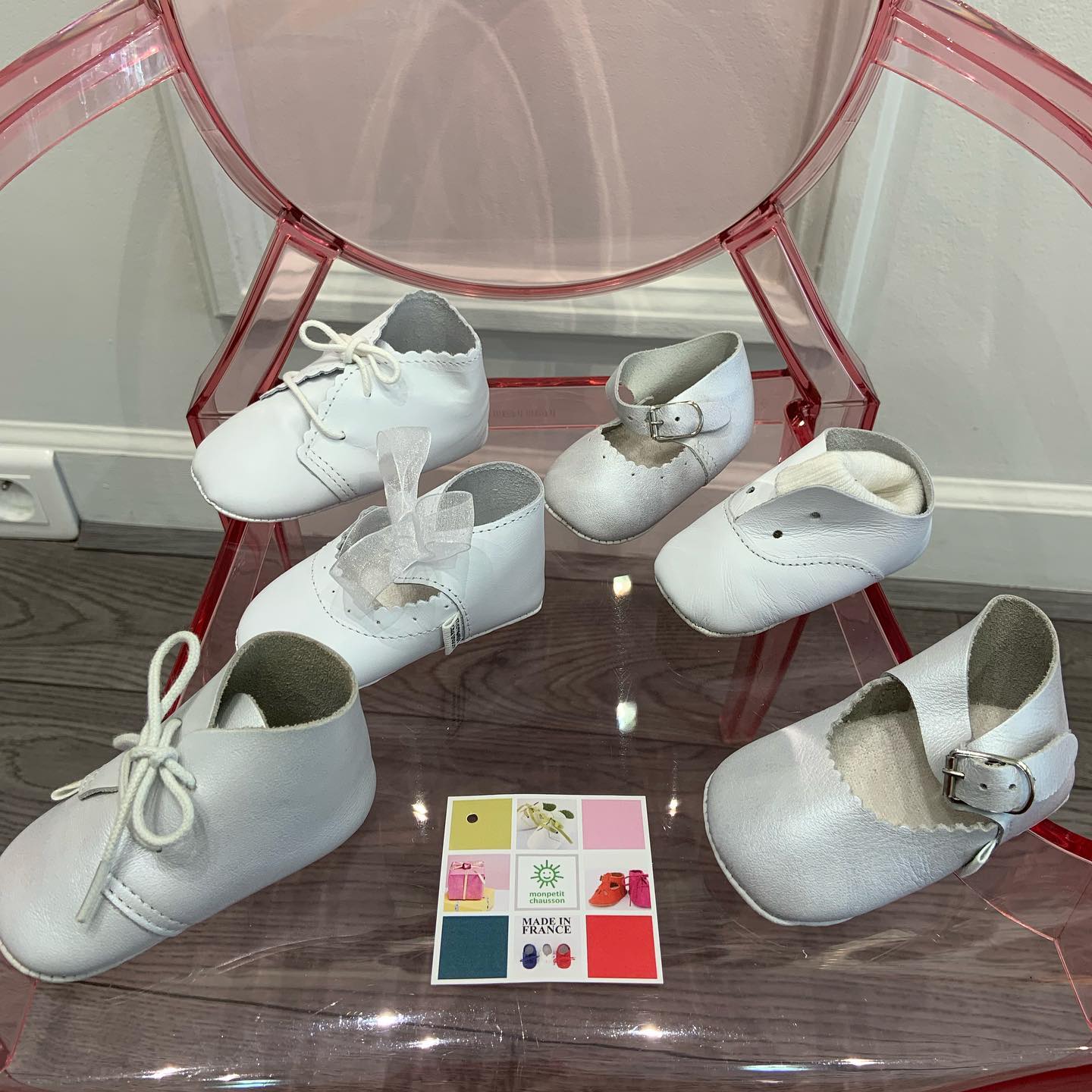 Photo de 3 paires de chaussures blanches pour enfant
