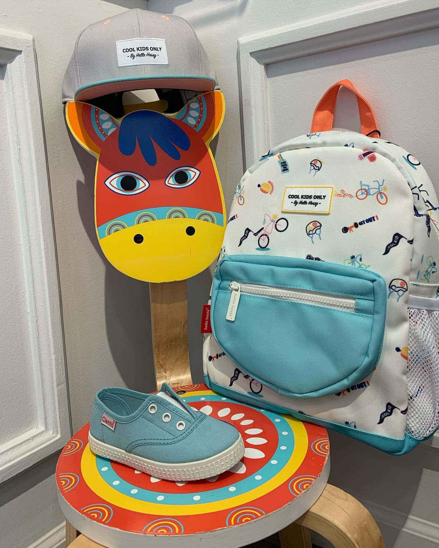 Photo d'un sac à dos rose et bleu