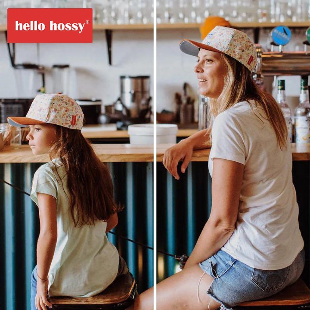 Photo d'une fille et d'une femme portant la même casquette
