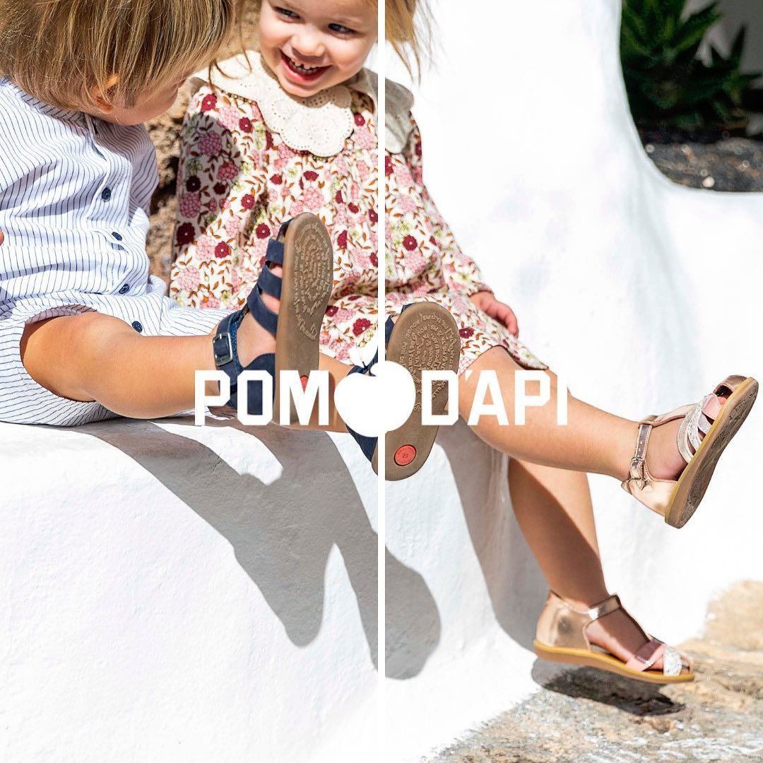 Photo de deux enfants assis sur un muret