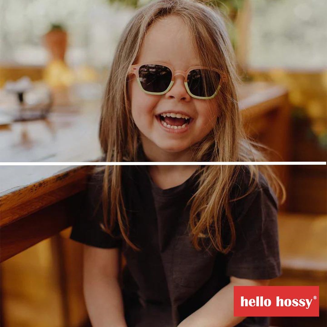 Photo d'une fillette avec des lunettes de soleil