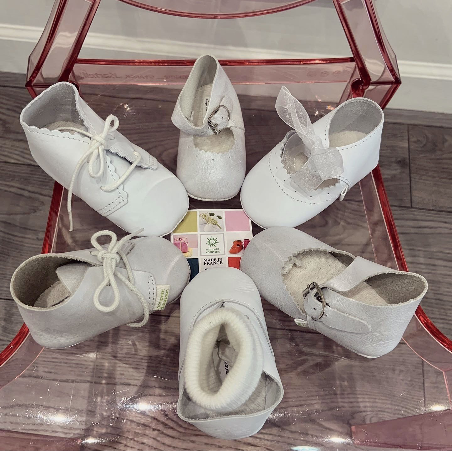 Photo de plusieurs chaussures formant une fleur