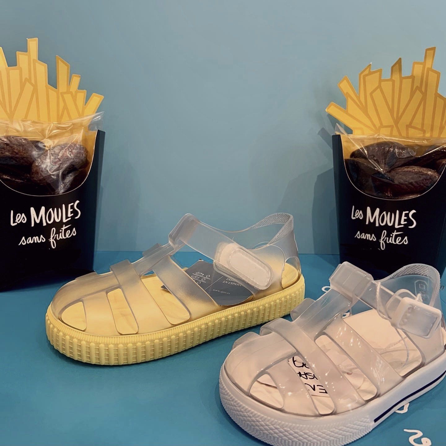 Photo de trois personne portant la même casquette