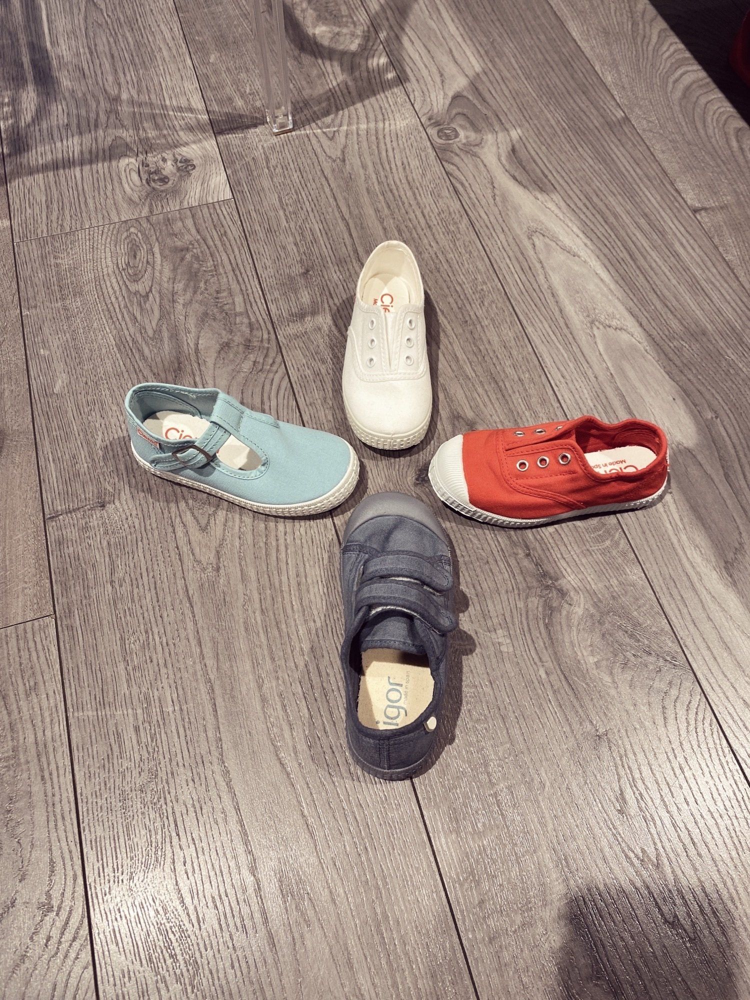 Photo de 4 chaussures de plusieurs couleurs différentes