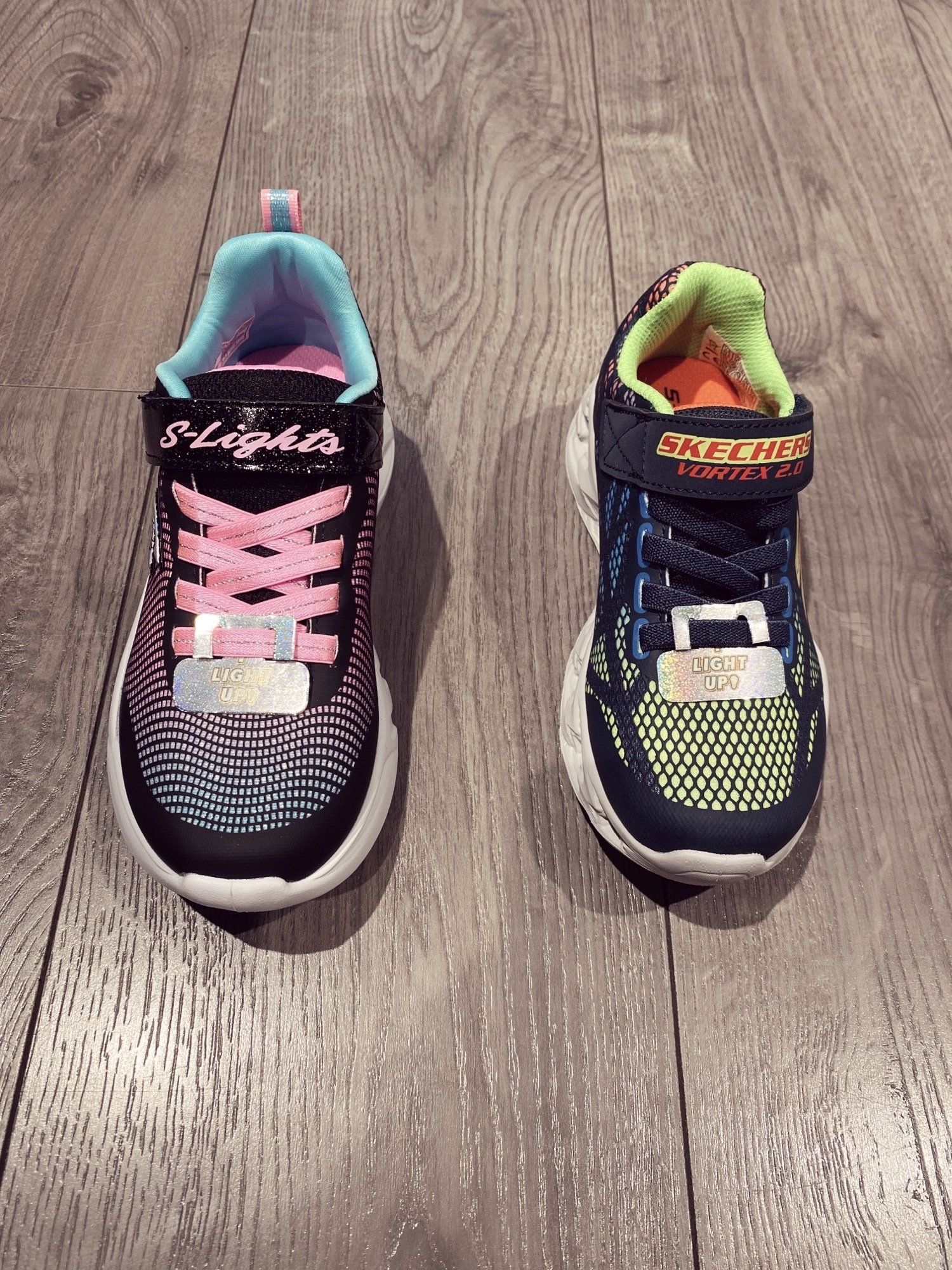 Photo de deux chaussures noires