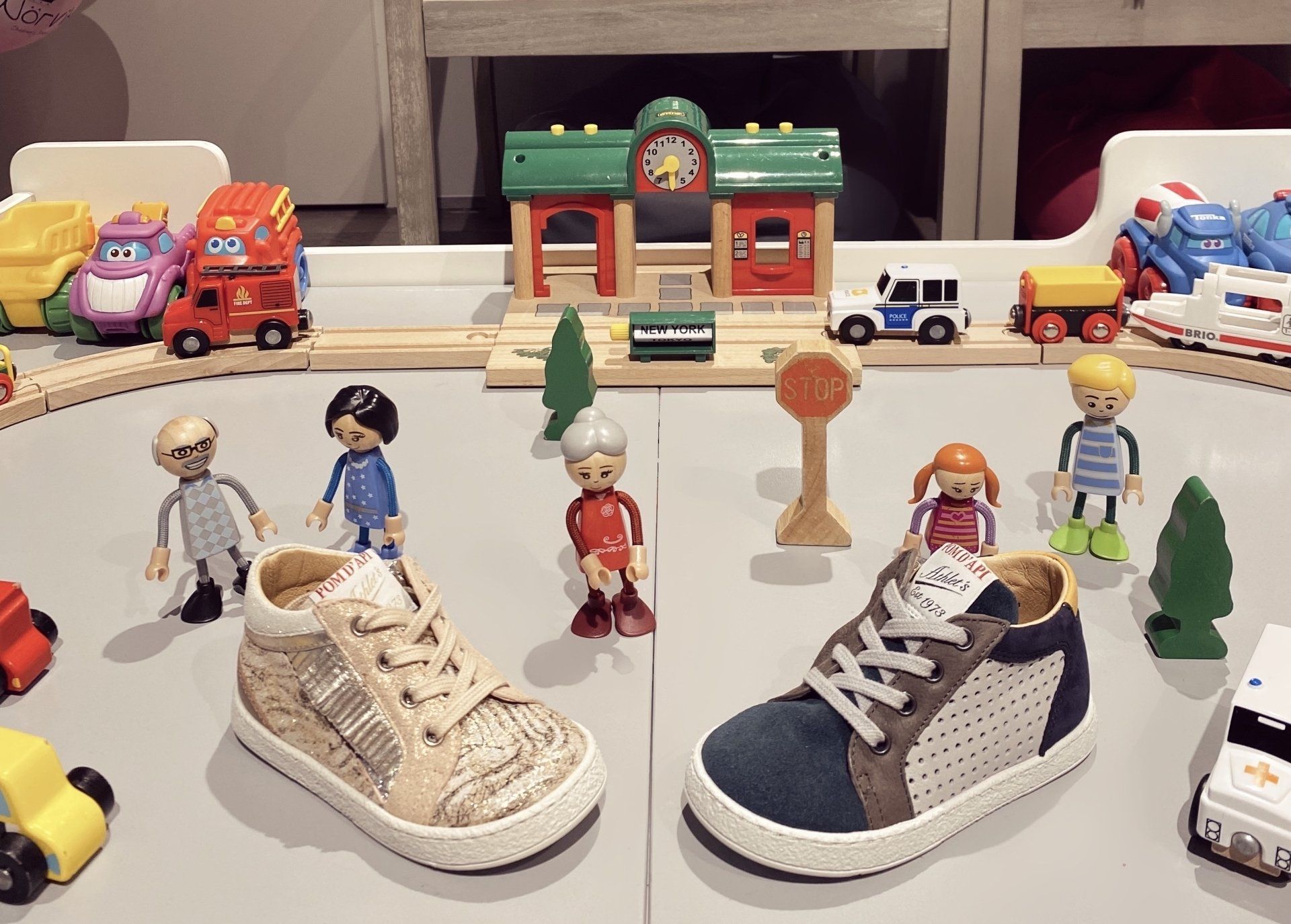 Photo de deux chaussures sur une table de jeu