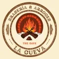 Logotipo de Braser&iacute;a & Arroces La Cueva, con un fuego y herramientas cruzadas dentro de un arco de ladrillo.
