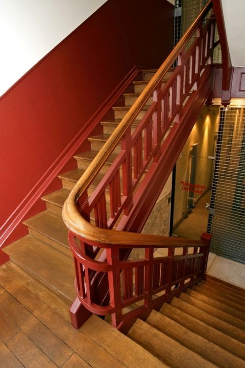 Treppenhaus mit roter Wand