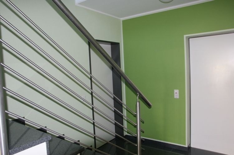 Treppenhaus mit grüner Wand